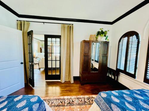 a room with a bed and a room with doors at Villa de Siglo-Century Villa in Abilene