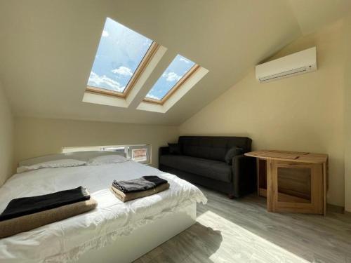 Giường trong phòng chung tại Varna Centre Apartment 2