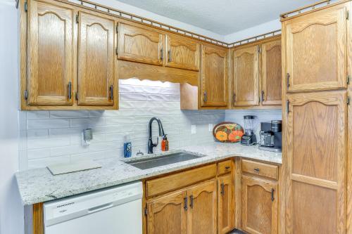 Η κουζίνα ή μικρή κουζίνα στο Large Yard and Basketball Hoop Murfreesboro Home!