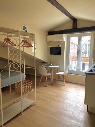 a room with a bunk bed and a table at Casa Nina in Turin