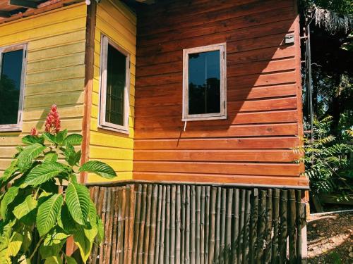 una casa de madera con una valla delante en Honey Comb Villa, en Bantam Spring
