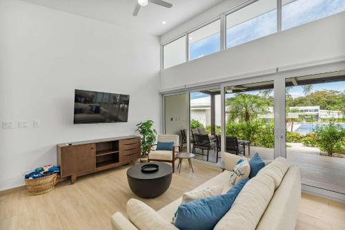 TV a/nebo společenská místnost v ubytování Spacious Condo with Large Pool