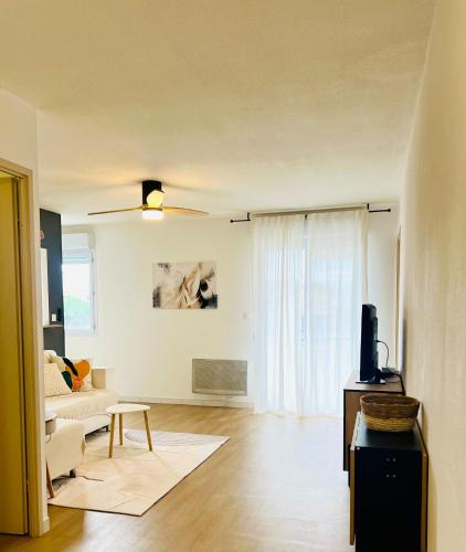 un salon avec un canapé et une table dans l'établissement Appartement T3 de 52 mcarré à Muret, à Muret