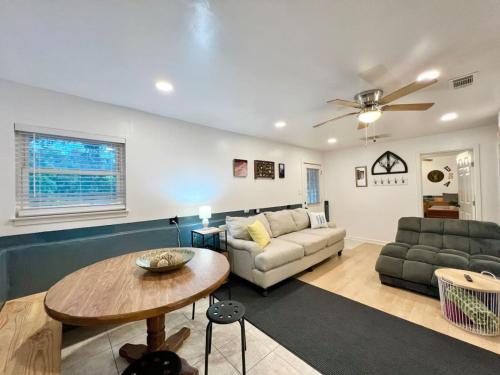 ein Wohnzimmer mit Sofa und Tisch in der Unterkunft Lake Life Lodge Cottage by Belton Lake in Belton