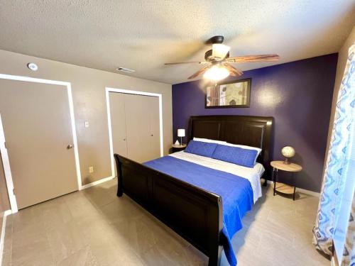 a bedroom with a bed and a ceiling fan at Temple Cul de sac 30 min to Magnolia and Baylor in Temple