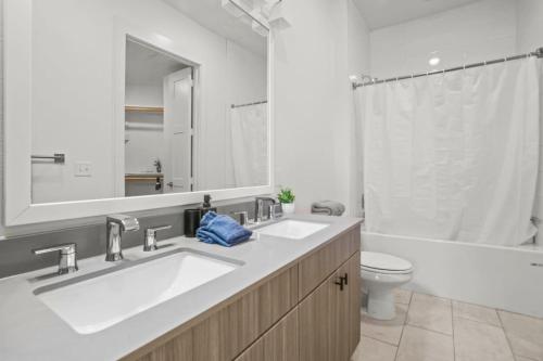 Gallery image of Luxurious New Unit 2Bd 2Ba Pool, Golf Sim in Austin