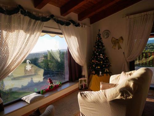 a living room with a christmas tree in a window at Il Rifugio della Quiete in Scicli