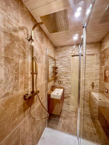 une salle de bain avec douche et lavabo dans l'établissement Lacosse, au Grau-dʼAgde