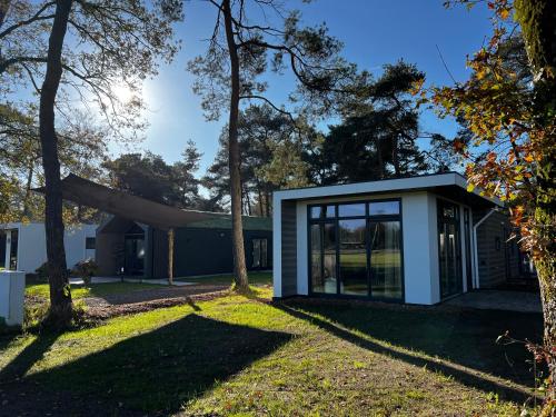 a small house with a gambrel roof at Boshuisje 15 in Haarle