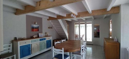 - une cuisine et une salle à manger avec une table et des escaliers dans l'établissement SP270-001 Maison 4 pièces SAINT PIERRE LA MER, à Saint Pierre La Mer