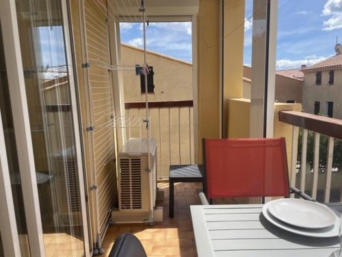 - un balcon avec chauffage, table et chaises dans l'établissement SP250-A407 Appartement 2 pièces SAINT PIERRE LA MER, à Saint Pierre La Mer