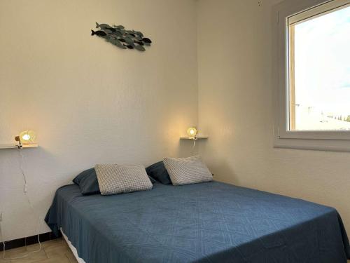 - une chambre avec un lit avec deux oreillers et une fenêtre dans l'établissement SP250-A407 Appartement 2 pièces SAINT PIERRE LA MER, à Saint Pierre La Mer