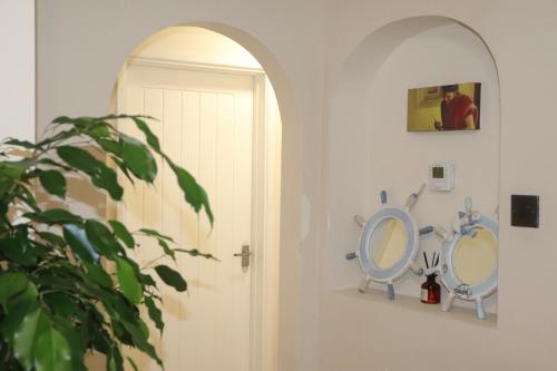 a bathroom with a mirror and a toilet in a room at Acaccia Bunglow in Carterton
