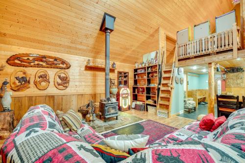 Posezení v ubytování Leavenworth Cabin with Deck, Hot Tub and Game Room!
