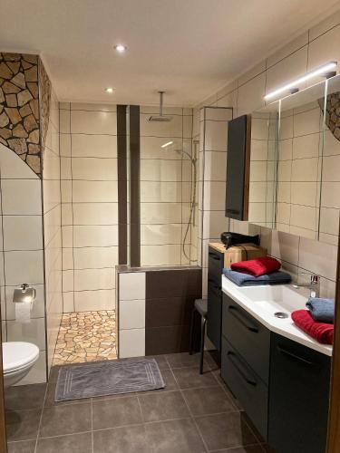 a bathroom with a shower and a sink and a toilet at Appartment Elfi in Uttendorf