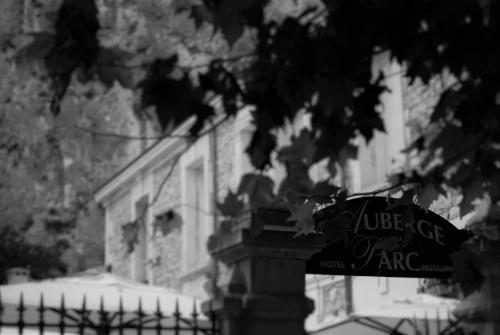 a street sign in front of a house with a fence at Auberge Du Parc in Orgon