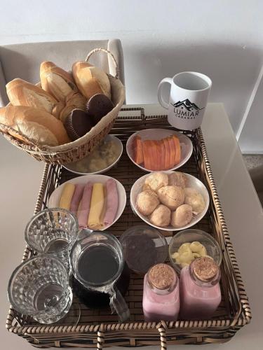 een dienblad gevuld met verschillende soorten brood en gebak bij Lumiar Cabanas in Rio de Janeiro