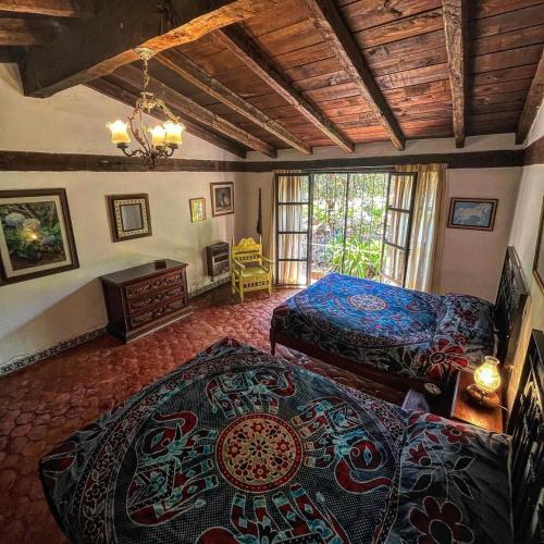 a bedroom with two beds and a rug in a room at Rancho Yapalpan in El Oro de Hidalgo