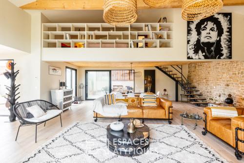 - un salon doté de meubles et d'un mur en briques dans l'établissement Chai de caractère à proximité des plages, à Saint-Pierre-dʼOléron