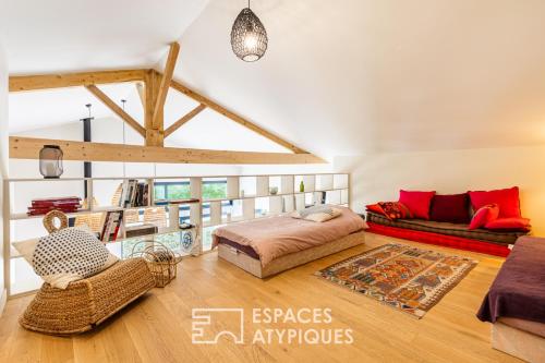 un salon avec un lit et un canapé dans l'établissement Chai de caractère à proximité des plages, à Saint-Pierre-dʼOléron