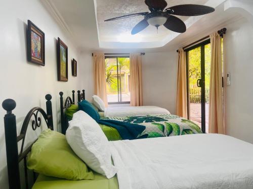 Postel nebo postele na pokoji v ubytování Casas del Toro Playa Flamingo