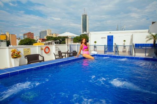 Бассейн в TAMA Hotel Granada Real Cali или поблизости