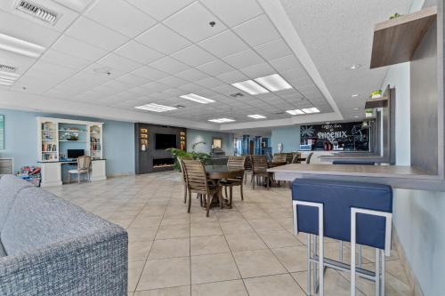 a dining room with a table and chairs in a restaurant at Phoenix V 902 in Orange Beach