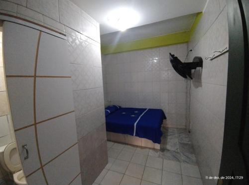 a small room with a small bed in a bathroom at Hotel Boneario in Vitória da Conquista