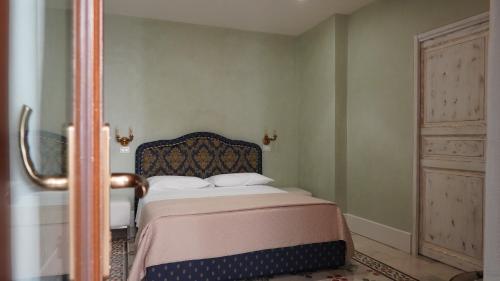 A bed or beds in a room at Baglio Sant’Angelo