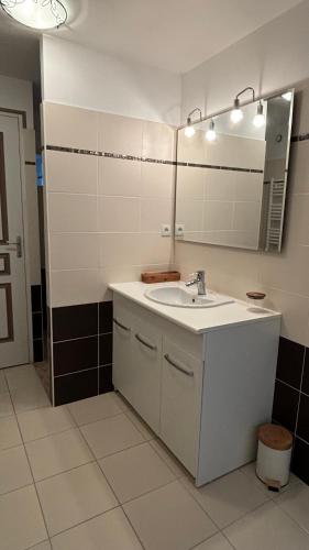 un baño con lavabo y espejo en Heol, en Saint-Igneuc