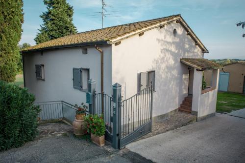 a small white house with a gate at Agriturismo Terre di Anghiari in Anghiari