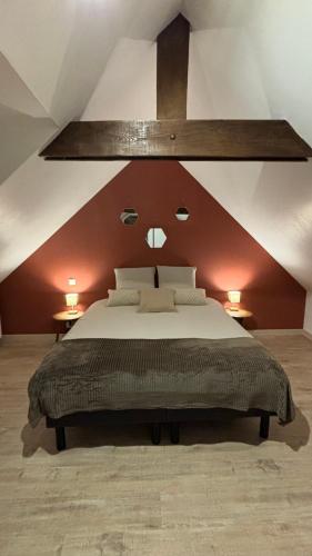1 dormitorio con 1 cama grande y techo grande en Heol, en Saint-Igneuc