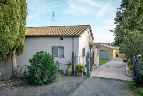 a white house with a gate and a driveway at Agriturismo Terre di Anghiari in Anghiari