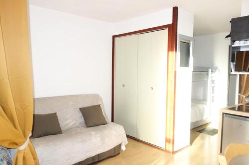 un salon avec un canapé et un miroir dans l'établissement Résidence Portes D'huez - APPARTEMENT ALPE DHUEZ QUARTIER PASSEAUX MAE-9311, à Huez