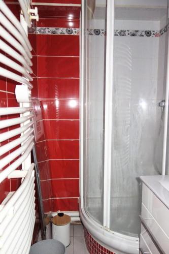 La salle de bains est pourvue d'une douche et de carrelage rouge. dans l'établissement Résidence Portes D'huez - APPARTEMENT ALPE DHUEZ QUARTIER PASSEAUX MAE-9311, à Huez