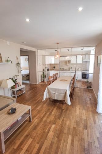 un grand salon avec une table et un canapé dans l'établissement Verrière & parement en centre-ville, à Épinal