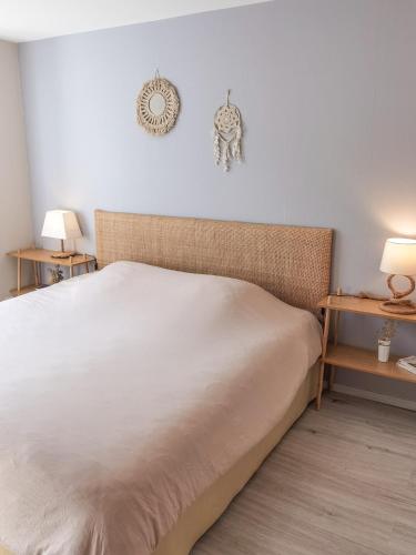 1 cama en una habitación con 2 mesas y 2 lámparas en Verrière & parement en centre-ville, en Épinal