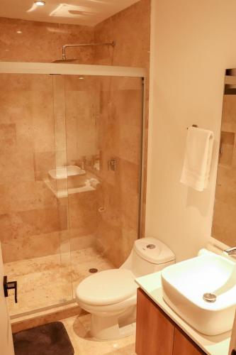 Ένα μπάνιο στο Modern Tulum Apt Sleeps 2