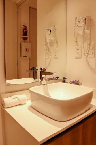 Ένα μπάνιο στο Modern Tulum Apt Sleeps 2