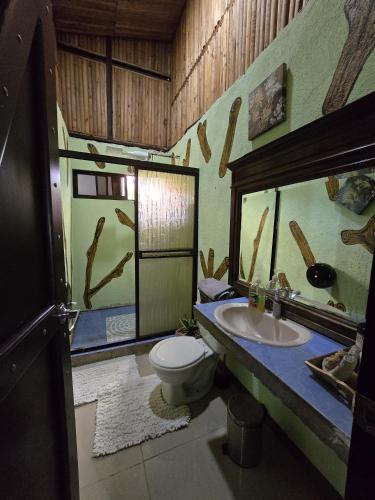 a bathroom with a sink and a toilet and a fish tank at Vistas Paraiso San Carlos in Venecia