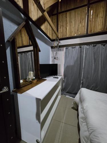 a bedroom with a white counter and a bed at Vistas Paraiso San Carlos in Venecia