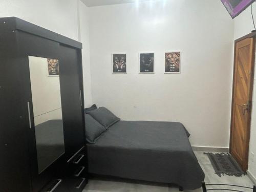 Giường trong phòng chung tại Loft em Copacabana