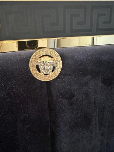 a gold badge on the side of a laptop computer at Le Stanze del Principe in Genova