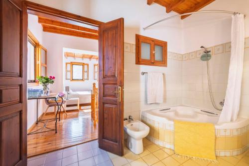 Koupelna v ubytování Maison Roxanne & Maisonette in medieval city by Rhodes4vacation