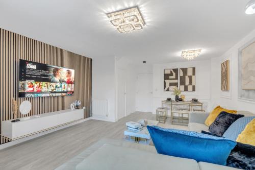 TV a/nebo společenská místnost v ubytování Brand New Luxurious 3bed House by AYMONS HAVEN