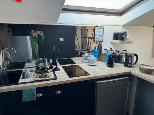 un homme qui prend une photo d'une cuisine dans l'établissement Le spa des canuts, à Caluire-et-Cuire