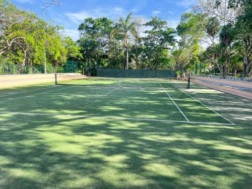 Tennis und/oder Squash in der Unterkunft Private Jacuzzi, Golf Getaway, sunrise view oder in der Nähe