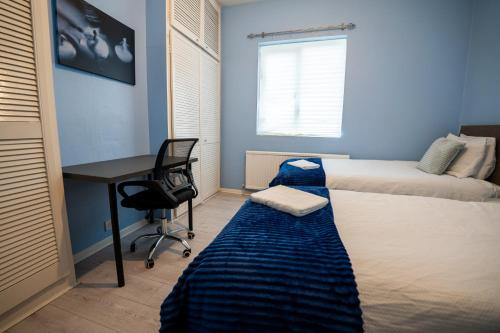 Ένα ή περισσότερα κρεβάτια σε δωμάτιο στο Cosy 2 Bed Apartment with Easy Access to Central London- Free On-Street Parking- 10 mins from Norwood Junction Station