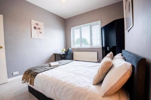 Ένα ή περισσότερα κρεβάτια σε δωμάτιο στο Cosy 2 Bed Apartment with Easy Access to Central London- Free On-Street Parking- 10 mins from Norwood Junction Station
