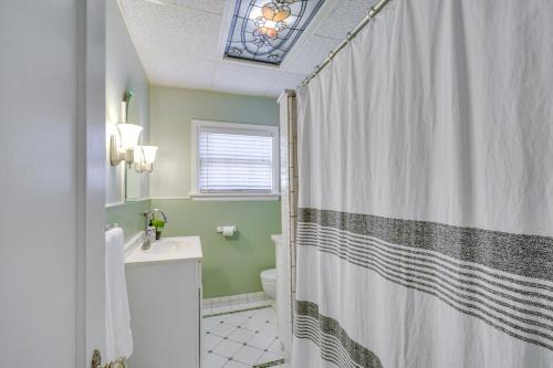 une salle de bain avec un rideau de douche et un lavabo dans l'établissement 6 Mi to University of Utah Family-Friendly Home, à Salt Lake City